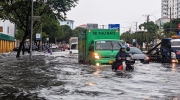 Những sai lầm cần tránh khi lái xe qua đường ngập nước