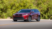 SUV gia đình Toyota Highlander 2017 tăng giá nhẹ