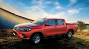 Toyota nâng cấp, giảm giá Hilux