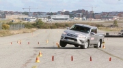 Toyota Hilux suýt lật trong bài thử nghiệm cua gấp