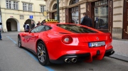 Siêu xe Ferrari F12 Berlinetta làm taxi "gây bão" trên mạng xã hội