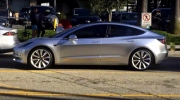 Tesla Model 3 lần đầu tiên xuất hiện trên đường phố