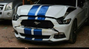 Ford Mustang 2015 "màu độc" gặp nạn tại Sài thành