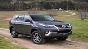 Mua Toyota Fortuner hay Hyundai Santa Fe?