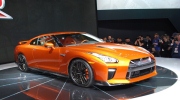 Nissan GT-R 2017 thay đổi nội thất, nâng cấp động cơ