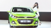 Người đẹp khoe dáng bên Chevrolet Spark đời mới