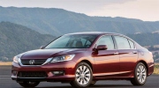 Honda Accord “đánh bại” Toyota Camry trong tháng 4