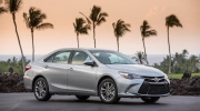 Thêm trang bị, Toyota Camry 2017 vẫn có giá đầy cạnh tranh