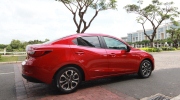 So sánh Mazda2 bản sedan và hatchback?