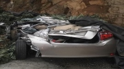 Mới mua xe ô tô, trên đường về bị xe tải đè nát vụn