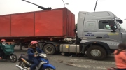 Kinh nghiệm lái xe an toàn khi đi gần xe container