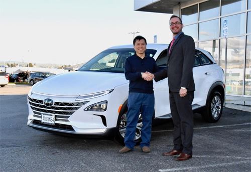 Dr. Stephen Vo (trái) là khách hàng đầu tiên sở hữu Hyundai Nexo tại Northern Califonia, Mỹ