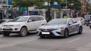Bắt gặp chiếc Toyota Camry SE 2021 nhập Mỹ đầu tiên lăn bánh trên phố Việt