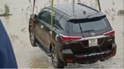 Ô tô bị cuốn trôi 50m khi cố băng qua dòng nước lũ
