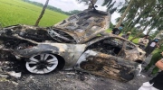 Hải Dương: Tự đâm vào cột mốc, xe thể thao 2 cửa bốc cháy dữ dội giữa đường