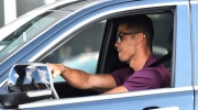 Ronaldo bỏ tập, lái Jeep rời đại bản doanh Juventus chuẩn bị về lại thành Man