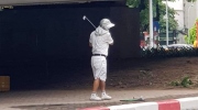 Tập golf ở chân cầu vượt, người đàn ông bị phạt 1 triệu đồng