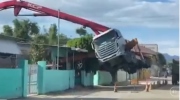 Sự cố hy hữu: Xe bơm bê tông bị nhấc bổng lên không trung vì một lý do không ai ngờ