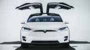 Chủ xe Tesla phải ‘đền’ nhà sản xuất 1.400 USD vì gọi Model X là món đồ chơi tự sát