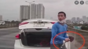Tài xế mở cốp lấy "hàng nóng" để nói chuyện sau va chạm giao thông