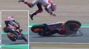 Tai nạn kinh hoàng:Huyền thoại đua xe MotoGP bị hất văng lên không trung ở Indonesia