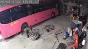 Đang bơm lốp ô tô, người đàn ông bị hất tung lên không trung rồi rơi xuống bất động