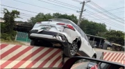 Ô tô "nằm vắt" trên dải phân cách khiến người đi đường tò mò