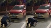 Người đàn ông bất ngờ dừng xe rồi quỳ lạy trước ô tô, nguyên nhân bất ngờ
