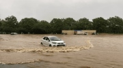 Kỹ năng lái xe ô tô an toàn qua vùng ngập nước