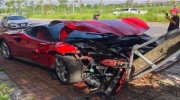 Siêu xe Ferrari 488 biến dạng sau khi húc đổ 2 cây xanh