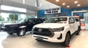 Ảnh thực tế Toyota Hilux 2023 bản duy nhất tại đại lý: Ra biển gần 1 tỷ đồng