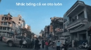Hàng chục người hối hả vây quanh chiếc xe bán tải gây tò mò