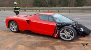 Nhân viên đại lý tông nát đầu siêu xe Ferrari Enzo triệu USD