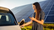 Muốn mua ô tô điện và sạc bằng năng lượng mặt trời ư, chuyên gia vừa giải bài toán