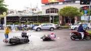 Vì sao xe máy ngã hàng loạt trong mưa tại TP HCM?
